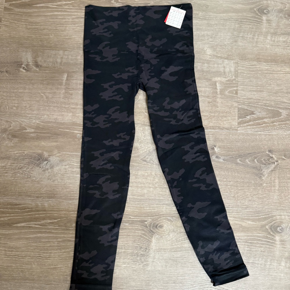 SPANX Camo leggings size Large NWT